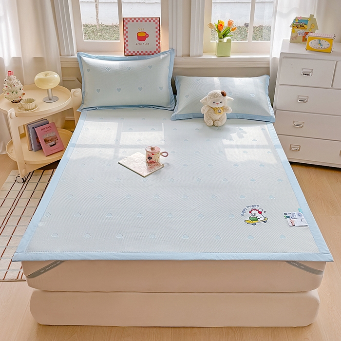 91家纺网 家纺一手货源 找家纺 梦卡迪 2026新款A类爱心卡通凉感豆豆绣花床席 滑板小狗-蓝