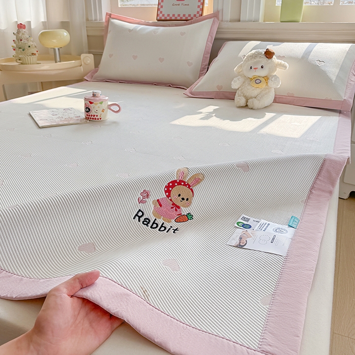 91家纺网 家纺一手货源 找家纺 梦卡迪 2026新款A类爱心卡通凉感豆豆绣花床席 胡萝卜小兔-粉