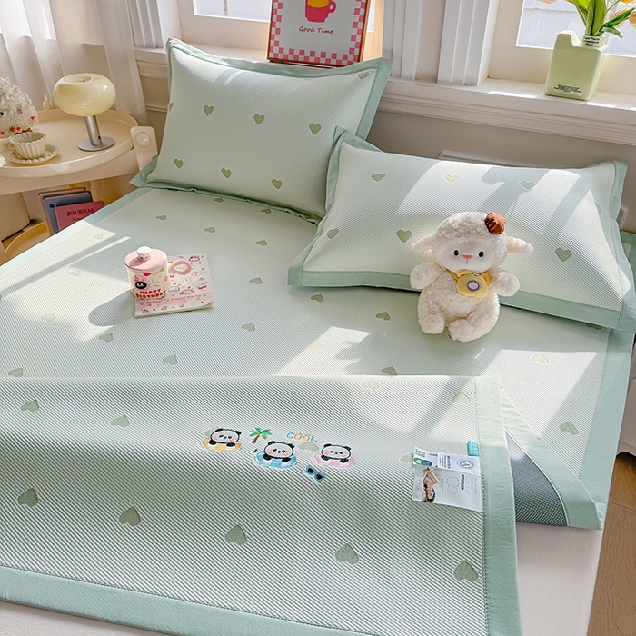 91家纺网 家纺一手货源 找家纺 梦卡迪 2026新款A类爱心卡通凉感豆豆绣花床席 三只熊猫-绿