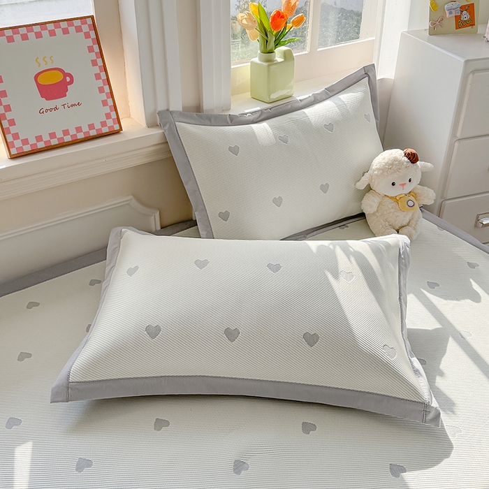 91家纺网 家纺一手货源 找家纺 梦卡迪 2026新款A类爱心卡通凉感豆豆绣花床席 三只小马-灰