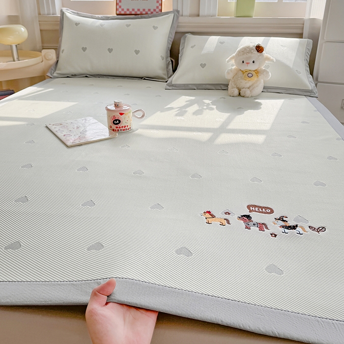 91家纺网 家纺一手货源 找家纺 梦卡迪 2026新款A类爱心卡通凉感豆豆绣花床席 三只小马-灰