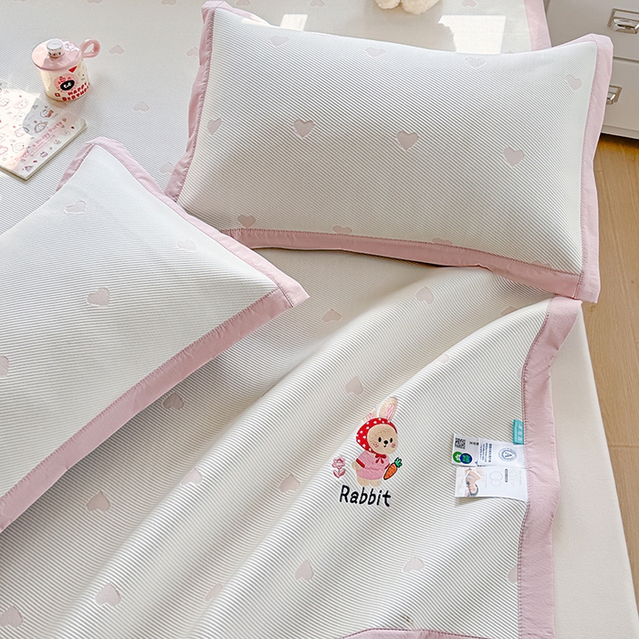 91家纺网 家纺一手货源 找家纺 梦卡迪 2026新款A类爱心卡通凉感豆豆绣花床席 胡萝卜小兔-粉