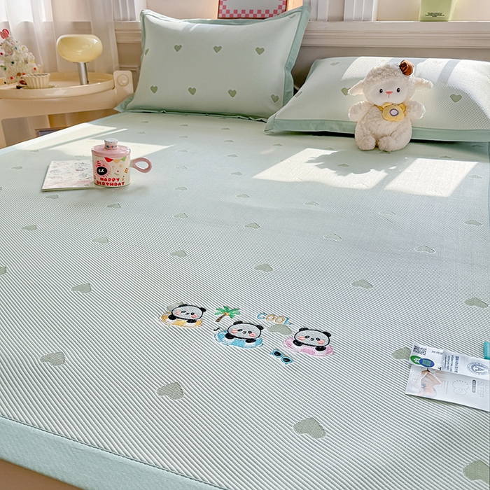 91家纺网 家纺一手货源 找家纺 梦卡迪 2026新款A类爱心卡通凉感豆豆绣花床席 三只熊猫-绿
