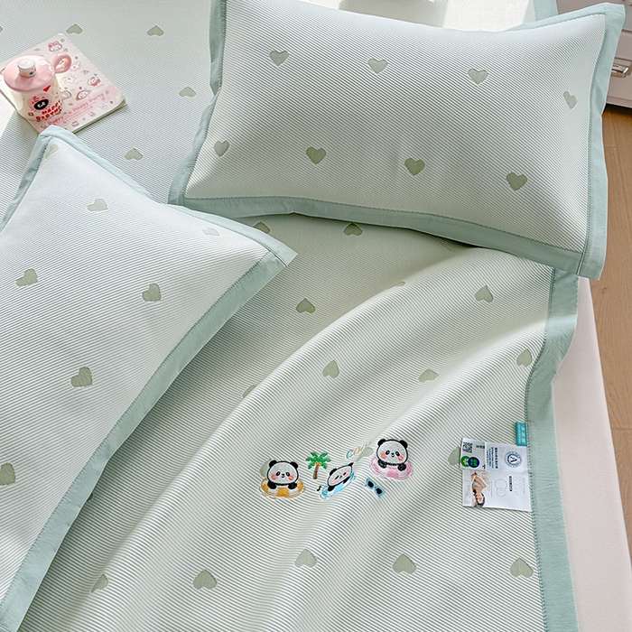 91家纺网 家纺一手货源 找家纺 梦卡迪 2026新款A类爱心卡通凉感豆豆绣花床席 三只熊猫-绿