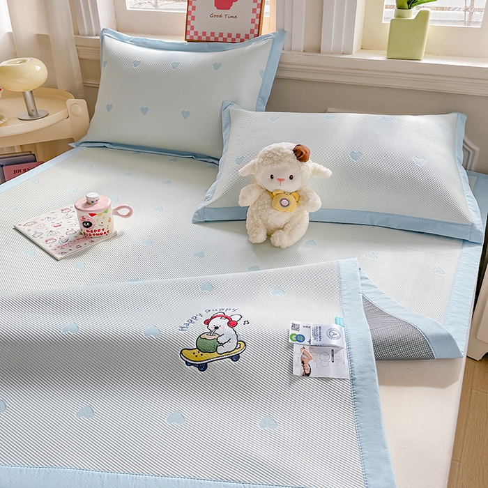 91家纺网 家纺一手货源 找家纺 梦卡迪 2026新款A类爱心卡通凉感豆豆绣花床席 滑板小狗-蓝