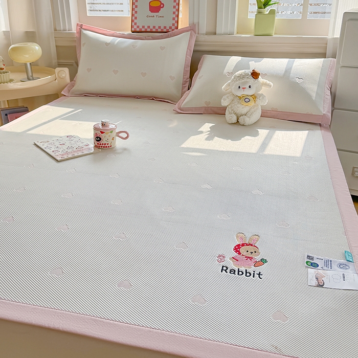 91家纺网 家纺一手货源 找家纺 梦卡迪 2026新款A类爱心卡通凉感豆豆绣花床席 胡萝卜小兔-粉