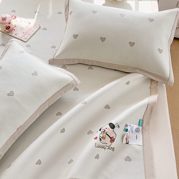 91家纺网 家纺一手货源 找家纺 梦卡迪 2026新款A类爱心卡通凉感豆豆绣花床席 幸运小狗-咖