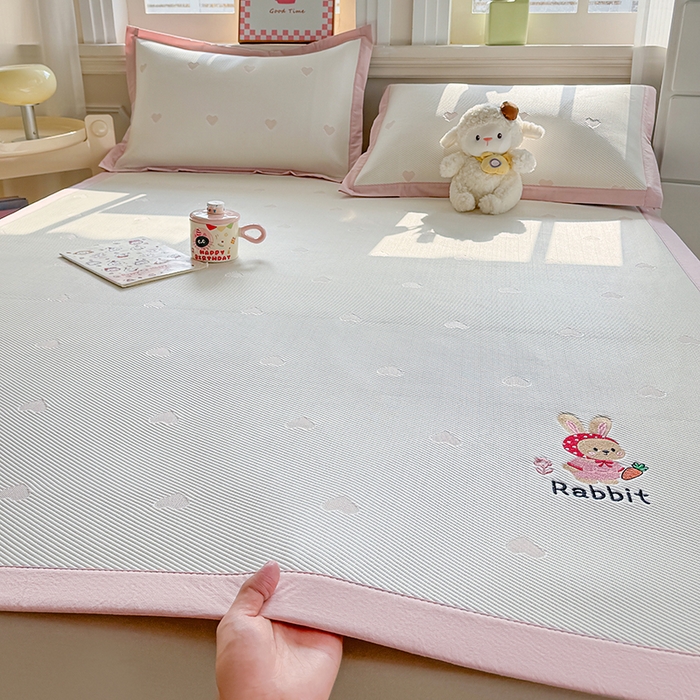 91家纺网 家纺一手货源 找家纺 梦卡迪 2026新款A类爱心卡通凉感豆豆绣花床席 胡萝卜小兔-粉