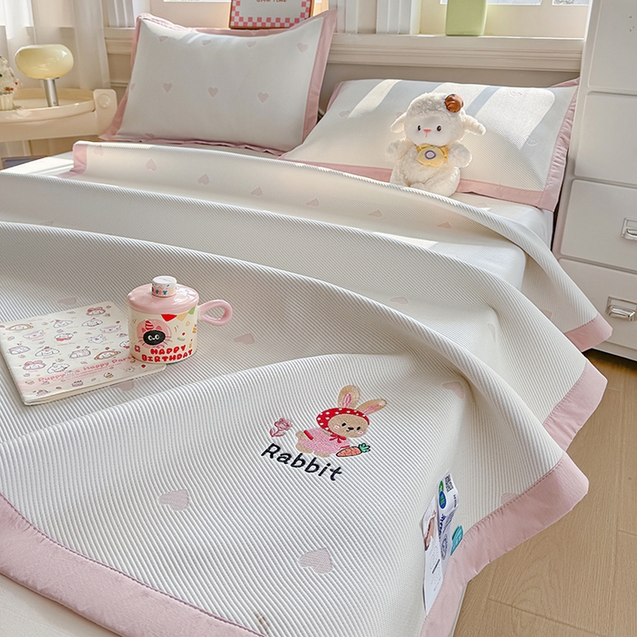 91家纺网 家纺一手货源 找家纺 梦卡迪 2026新款A类爱心卡通凉感豆豆绣花床席 胡萝卜小兔-粉