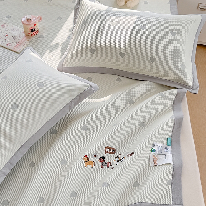 91家纺网 家纺一手货源 找家纺 梦卡迪 2026新款A类爱心卡通凉感豆豆绣花床席 三只小马-灰