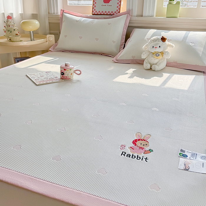 91家纺网 家纺一手货源 找家纺 梦卡迪 2026新款A类爱心卡通凉感豆豆绣花床席 胡萝卜小兔-粉