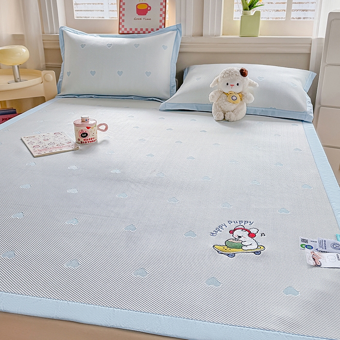 91家纺网 家纺一手货源 找家纺 梦卡迪 2026新款A类爱心卡通凉感豆豆绣花床席 滑板小狗-蓝