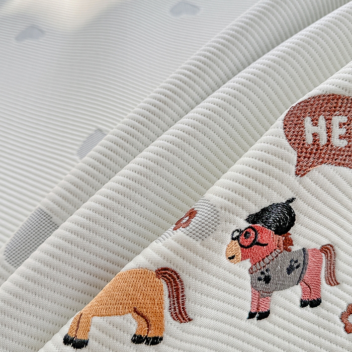 91家纺网 家纺一手货源 找家纺 梦卡迪 2026新款A类爱心卡通凉感豆豆绣花床席 三只小马-灰