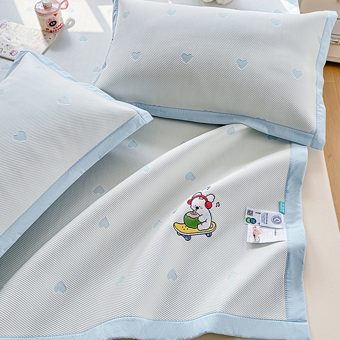 91家纺网 家纺一手货源 找家纺 梦卡迪 2026新款A类爱心卡通凉感豆豆绣花床席 滑板小狗-蓝