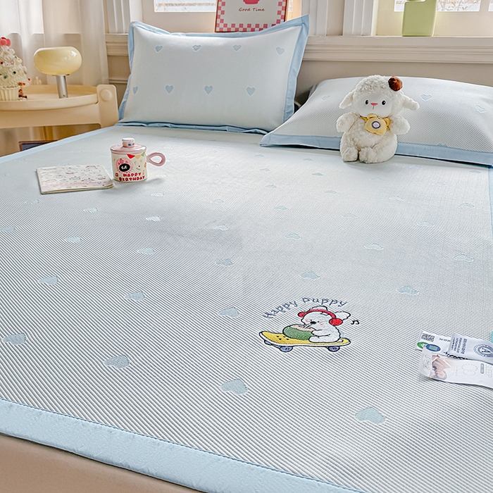 91家纺网 家纺一手货源 找家纺 梦卡迪 2026新款A类爱心卡通凉感豆豆绣花床席 滑板小狗-蓝