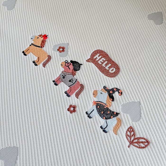 91家纺网 家纺一手货源 找家纺 梦卡迪 2026新款A类爱心卡通凉感豆豆绣花床席 三只小马-灰