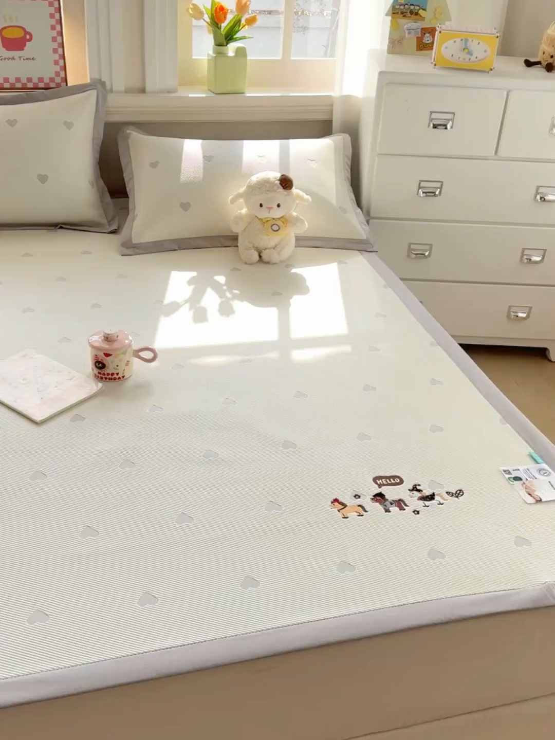91家纺网 家纺一手货源 找家纺 梦卡迪 2026新款A类爱心卡通凉感豆豆绣花床席 三只小马-灰