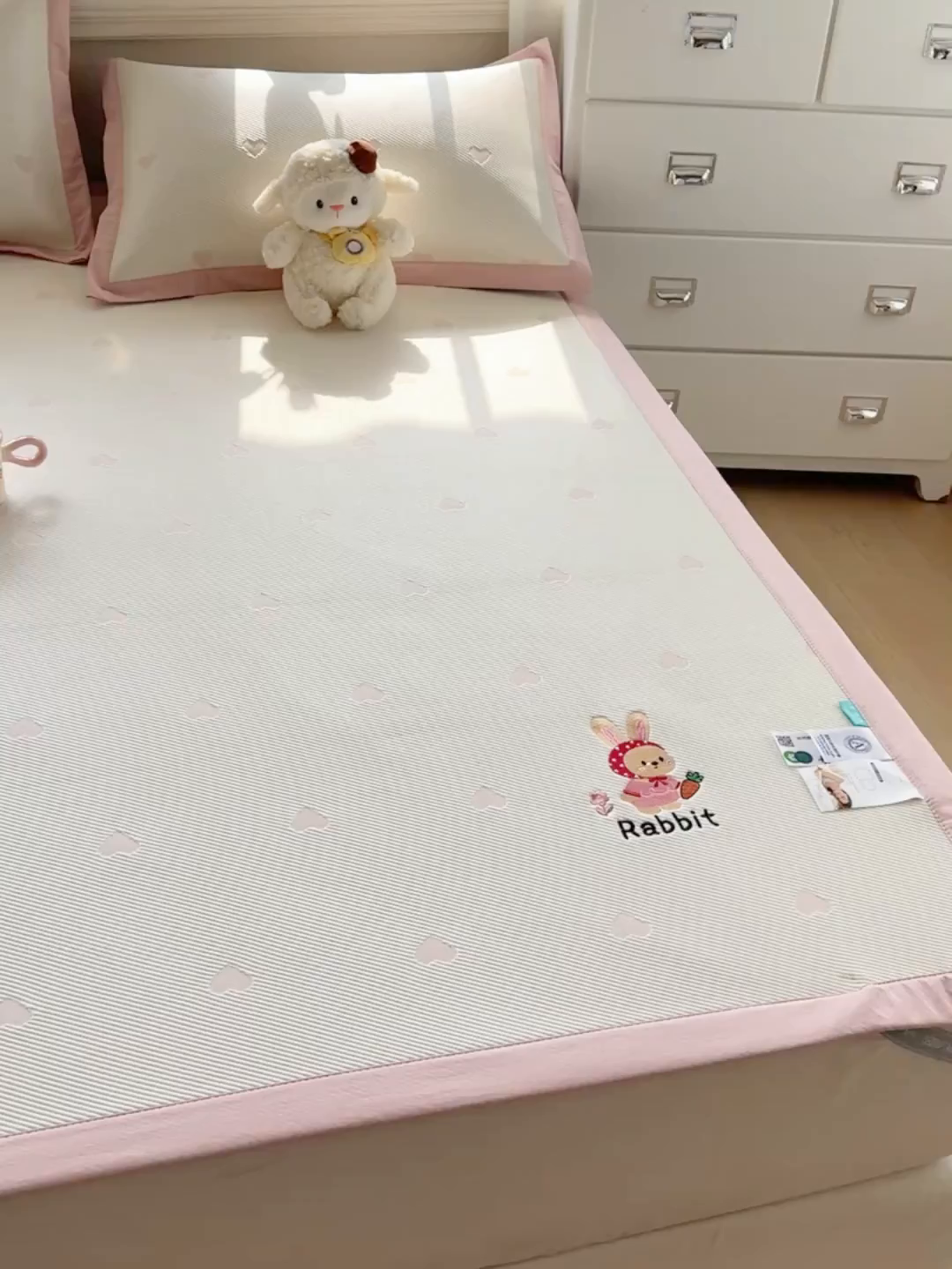 91家纺网 家纺一手货源 找家纺 梦卡迪 2026新款A类爱心卡通凉感豆豆绣花床席 胡萝卜小兔-粉