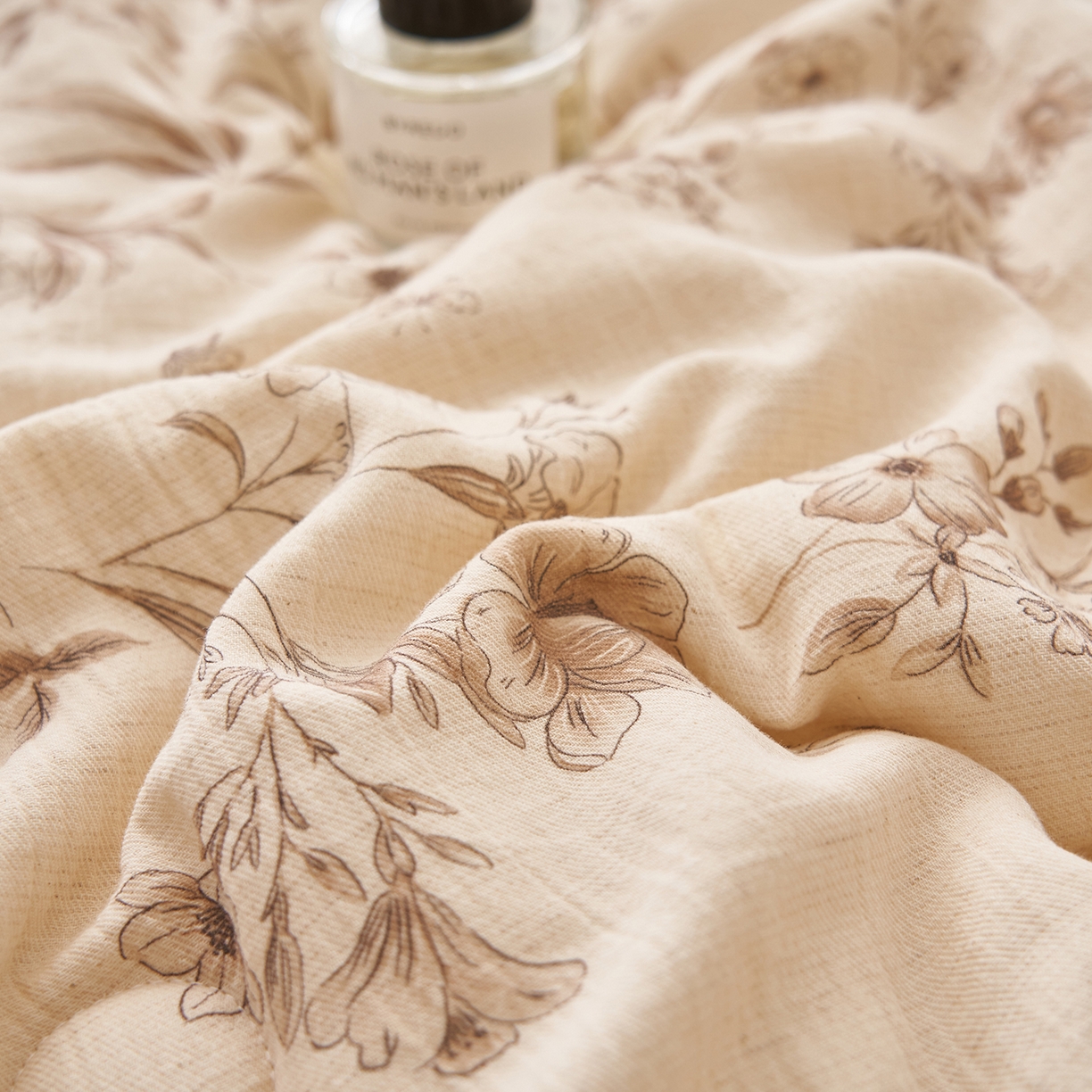 91家纺网 家纺一手货源 找家纺 吾诺家居 2026新款棉麻系列-棉麻印花棉花夏被 本色仙草