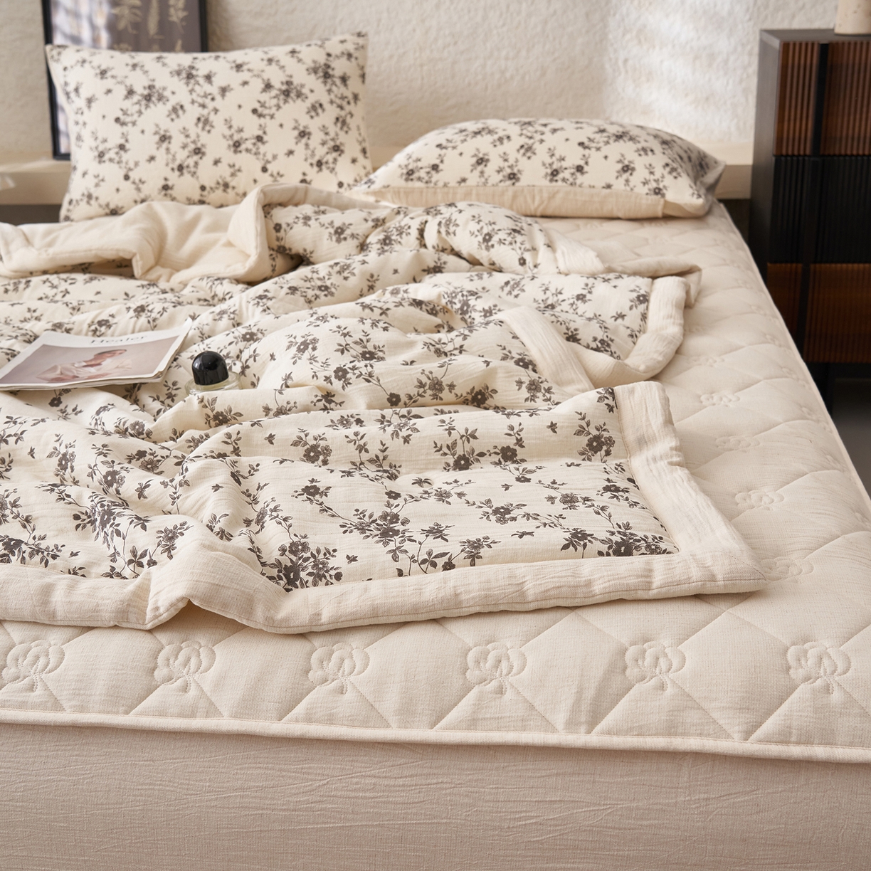 91家纺网 家纺一手货源 找家纺 吾诺家居 2026新款棉麻系列-棉麻印花棉花夏被 花间觅影