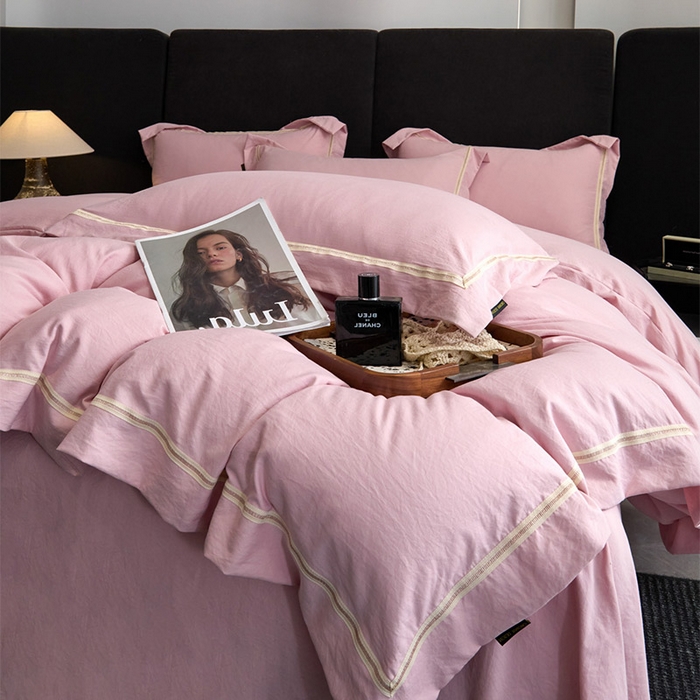 91家纺网 家纺一手货源 找家纺 库里梦家纺 2026新款高精密斜纹棉四件套镂空四件套-织带款 黛粉