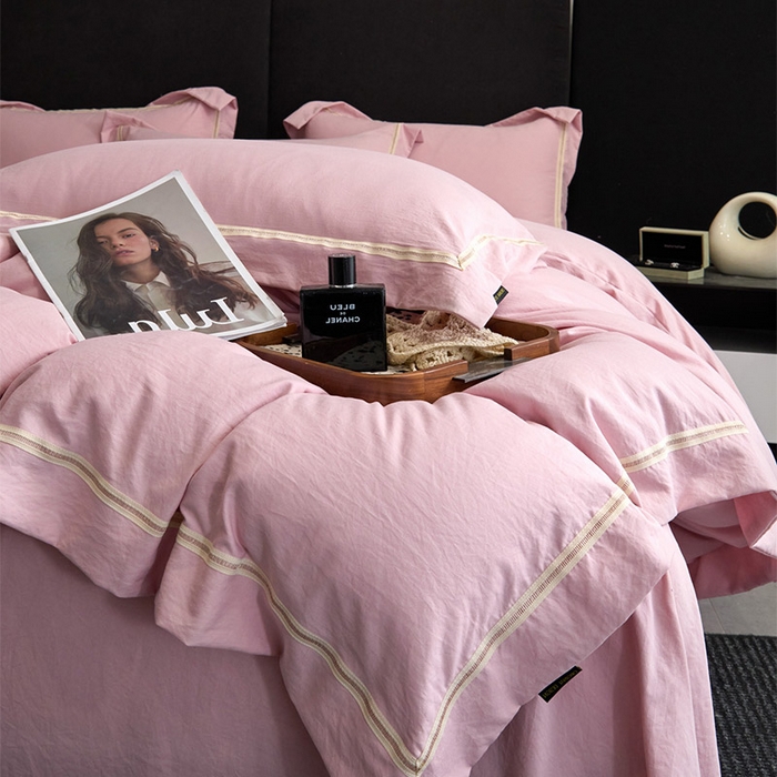 91家纺网 家纺一手货源 找家纺 库里梦家纺 2026新款高精密斜纹棉四件套镂空四件套-织带款 黛粉