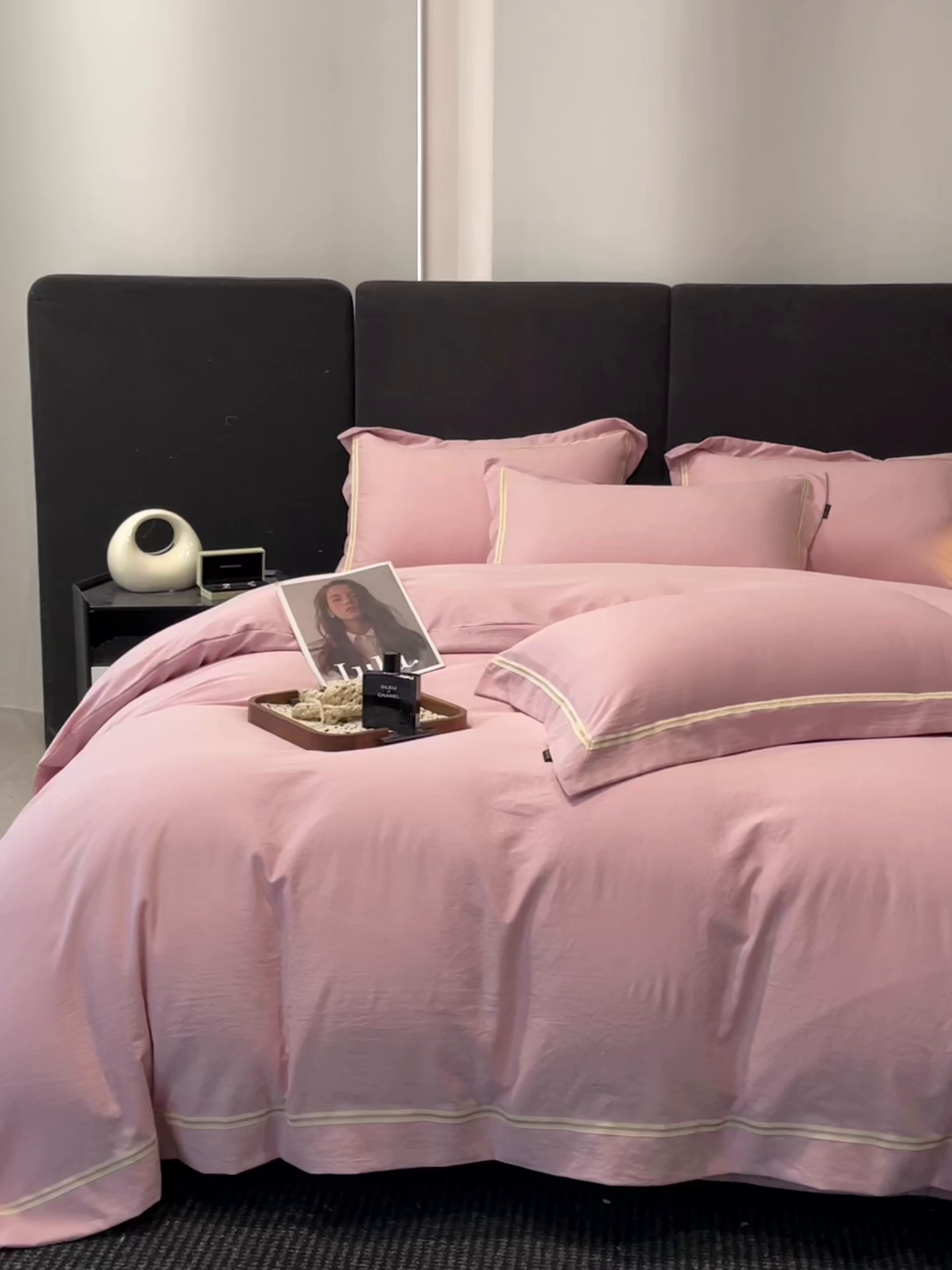 91家纺网 家纺一手货源 找家纺 库里梦家纺 2026新款高精密斜纹棉四件套镂空四件套-织带款 黛粉