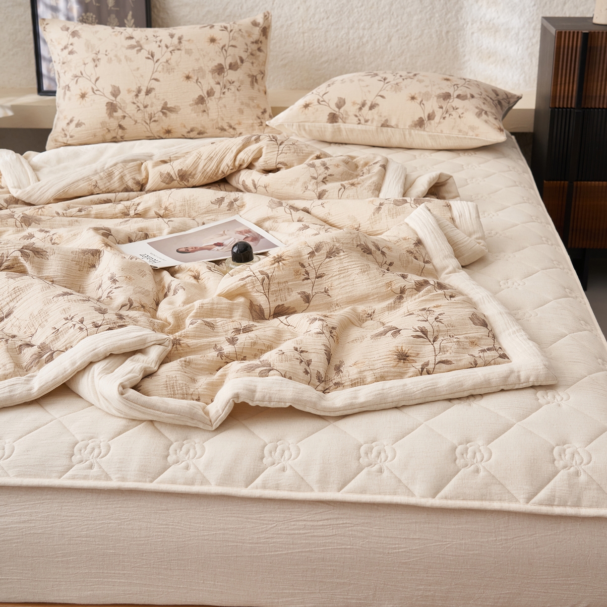 91家纺网 家纺一手货源 找家纺 吾诺家居 2026新款棉麻系列-棉麻印花棉花夏被 叶之恋