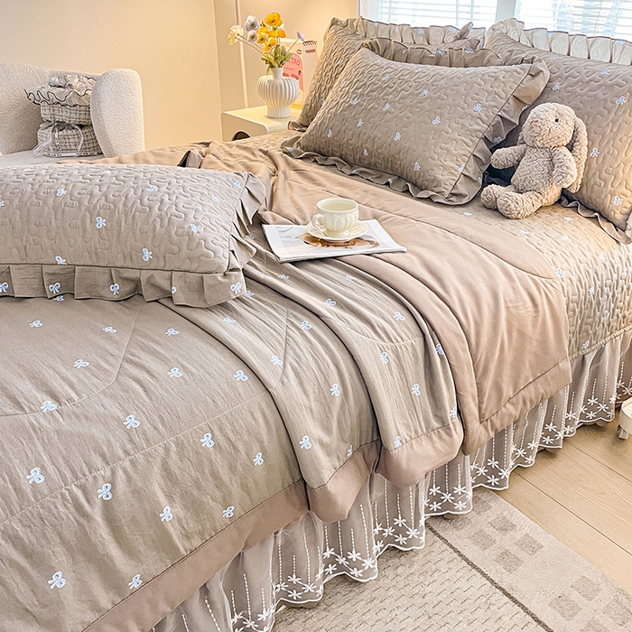 91家纺网 家纺一手货源 找家纺 艺慕家纺 2026新款夏被四件套 咖色蝴蝶结