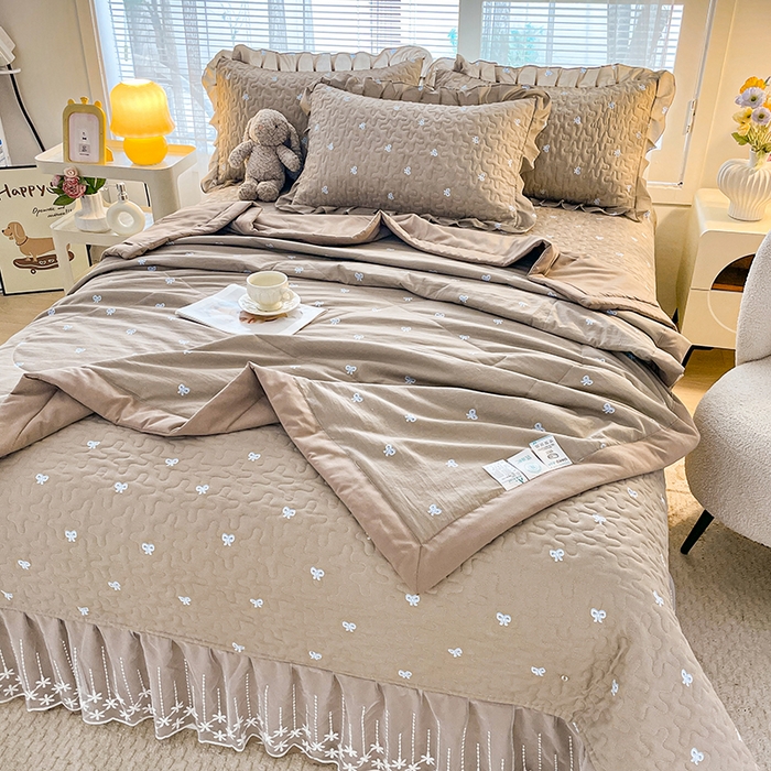 91家纺网 家纺一手货源 找家纺 艺慕家纺 2026新款夏被四件套 咖色蝴蝶结