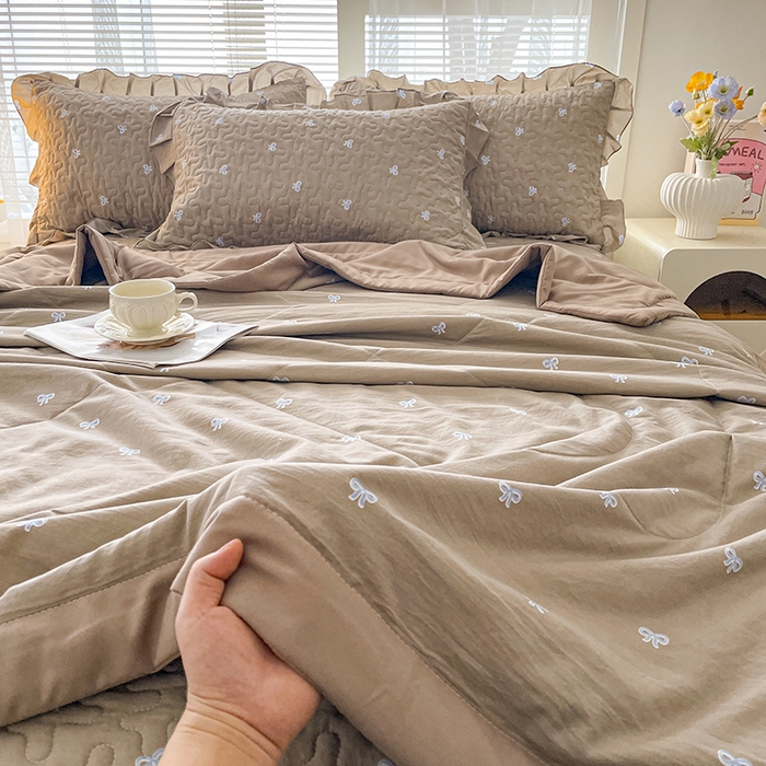 91家纺网 家纺一手货源 找家纺 艺慕家纺 2026新款夏被四件套 咖色蝴蝶结