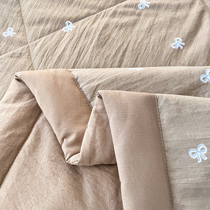 91家纺网 家纺一手货源 找家纺 艺慕家纺 2026新款夏被四件套 咖色蝴蝶结