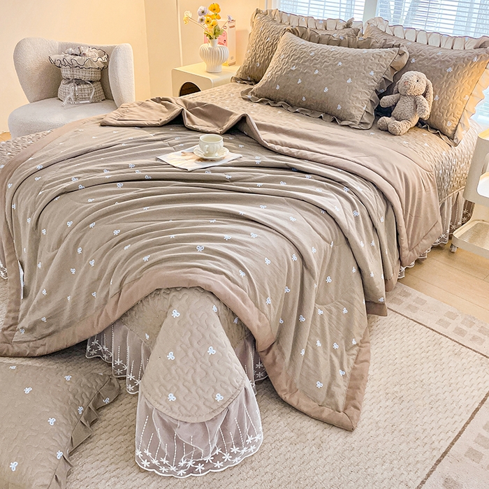 91家纺网 家纺一手货源 找家纺 艺慕家纺 2026新款夏被四件套 咖色蝴蝶结