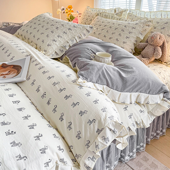 91家纺网 家纺一手货源 找家纺 艺慕家纺 2026新款直播热款古法仿棉水洗棉印花双层蕾丝花边床盖四件套 斑马乐园