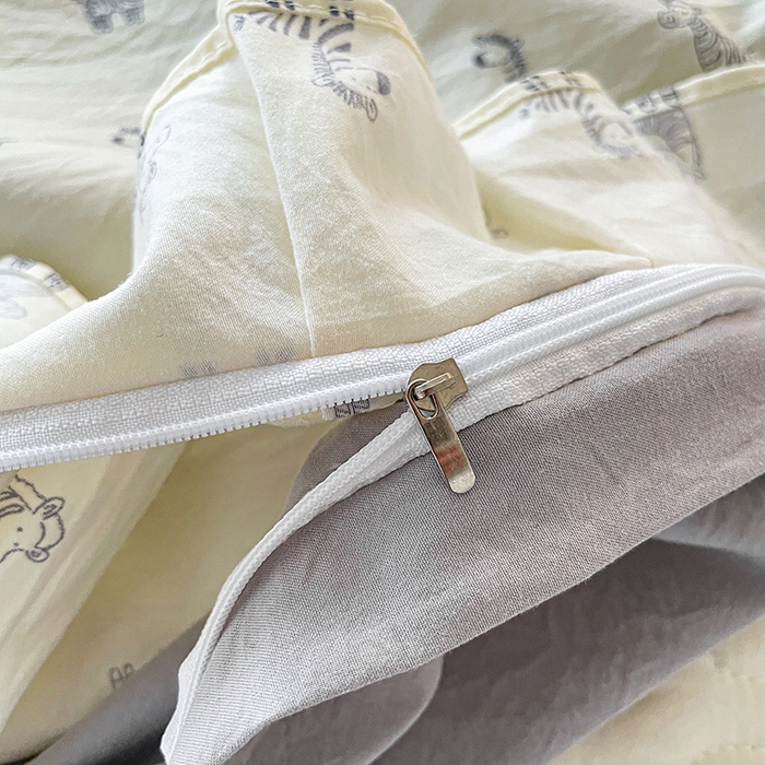 91家纺网 家纺一手货源 找家纺 艺慕家纺 2026新款直播热款古法仿棉水洗棉印花双层蕾丝花边床盖四件套 斑马乐园