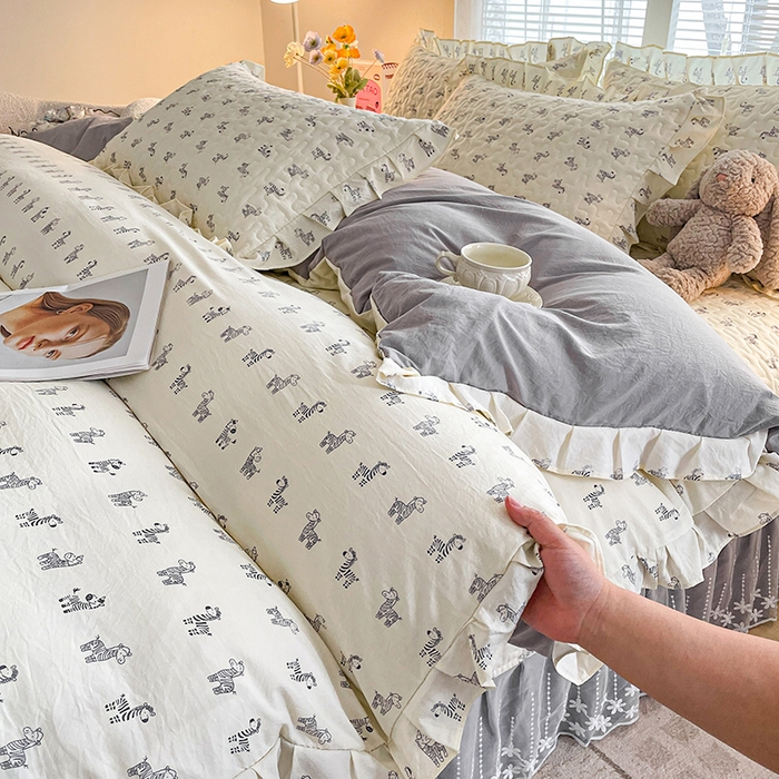 91家纺网 家纺一手货源 找家纺 艺慕家纺 2026新款直播热款古法仿棉水洗棉印花双层蕾丝花边床盖四件套 斑马乐园