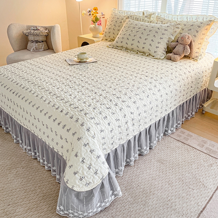 91家纺网 家纺一手货源 找家纺 艺慕家纺 2026新款直播热款古法仿棉水洗棉印花双层蕾丝花边床盖四件套 斑马乐园