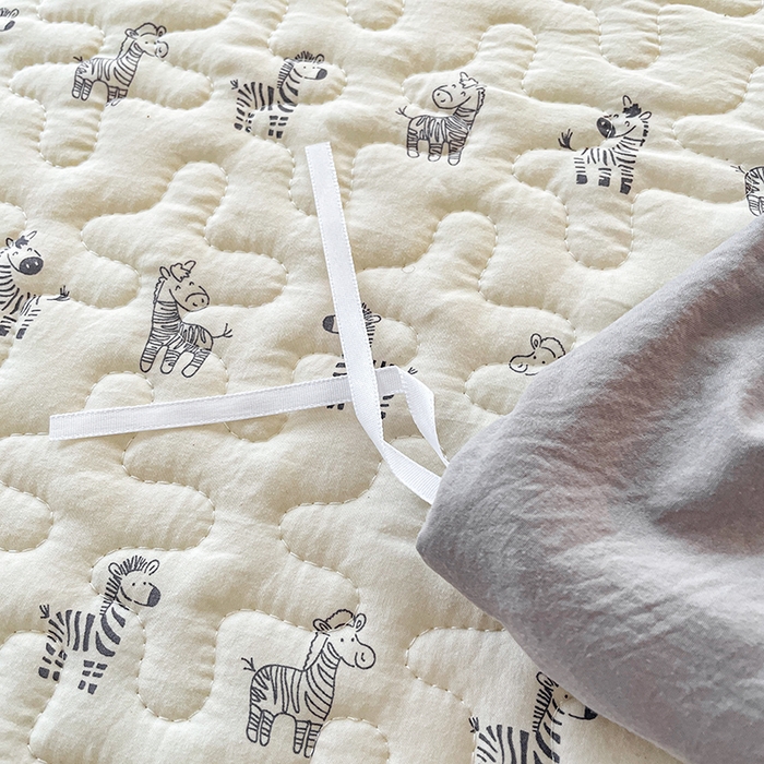 91家纺网 家纺一手货源 找家纺 艺慕家纺 2026新款直播热款古法仿棉水洗棉印花双层蕾丝花边床盖四件套 斑马乐园