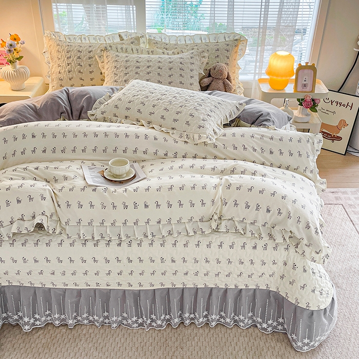 91家纺网 家纺一手货源 找家纺 艺慕家纺 2026新款直播热款古法仿棉水洗棉印花双层蕾丝花边床盖四件套 斑马乐园