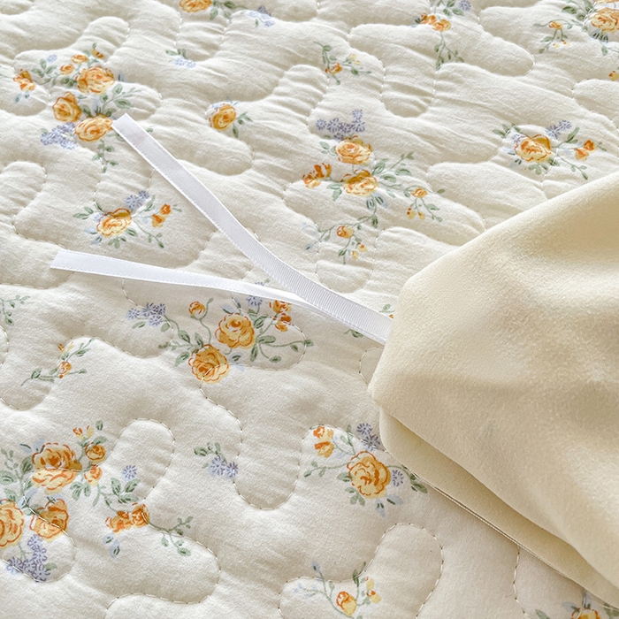 91家纺网 家纺一手货源 找家纺 艺慕家纺 2026新款直播热款古法仿棉水洗棉印花双层蕾丝花边床盖四件套 春日花语