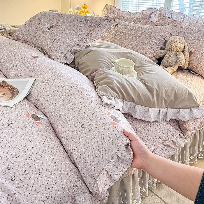 91家纺网 家纺一手货源 找家纺 艺慕家纺 2026新款直播热款古法仿棉水洗棉印花双层蕾丝花边床盖四件套 丁香小兔