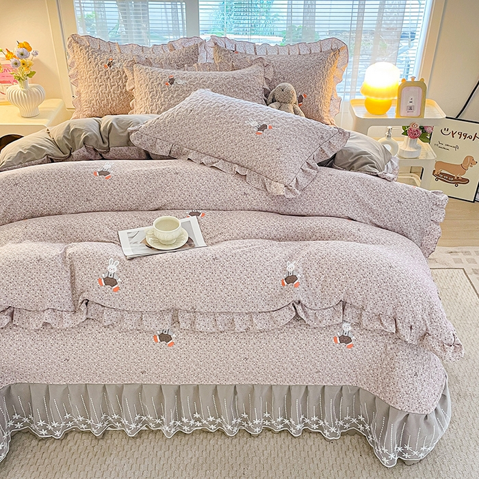 91家纺网 家纺一手货源 找家纺 艺慕家纺 2026新款直播热款古法仿棉水洗棉印花双层蕾丝花边床盖四件套 丁香小兔