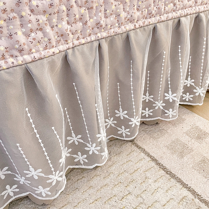 91家纺网 家纺一手货源 找家纺 艺慕家纺 2026新款直播热款古法仿棉水洗棉印花双层蕾丝花边床盖四件套 丁香小兔