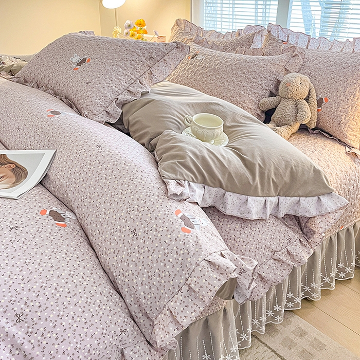 91家纺网 家纺一手货源 找家纺 艺慕家纺 2026新款直播热款古法仿棉水洗棉印花双层蕾丝花边床盖四件套 丁香小兔