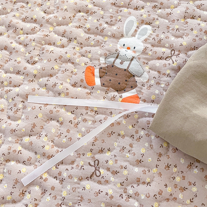 91家纺网 家纺一手货源 找家纺 艺慕家纺 2026新款直播热款古法仿棉水洗棉印花双层蕾丝花边床盖四件套 丁香小兔