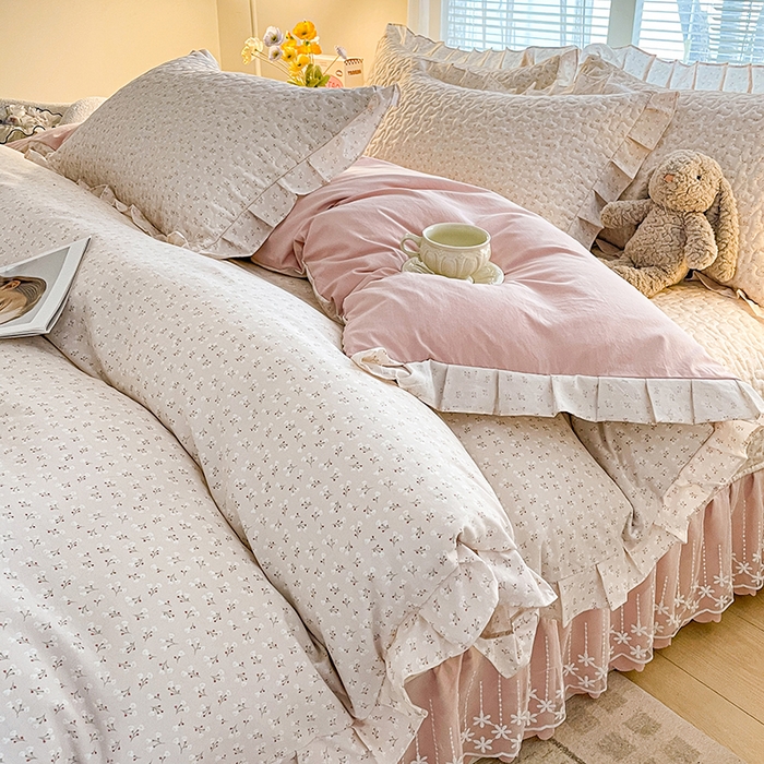 91家纺网 家纺一手货源 找家纺 艺慕家纺 2026新款直播热款古法仿棉水洗棉印花双层蕾丝花边床盖四件套 粉黛庄园