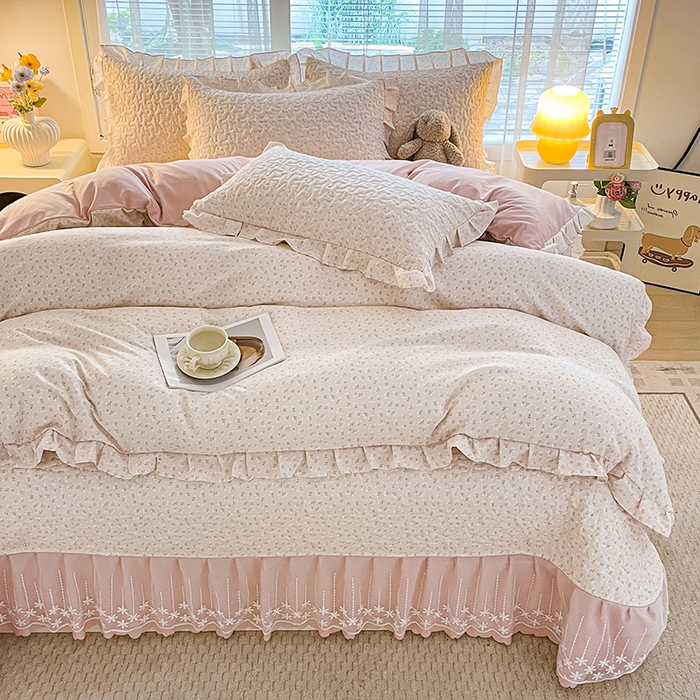 91家纺网 家纺一手货源 找家纺 艺慕家纺 2026新款直播热款古法仿棉水洗棉印花双层蕾丝花边床盖四件套 粉黛庄园