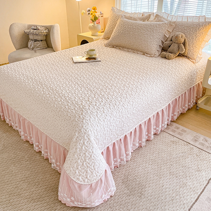 91家纺网 家纺一手货源 找家纺 艺慕家纺 2026新款直播热款古法仿棉水洗棉印花双层蕾丝花边床盖四件套 粉黛庄园