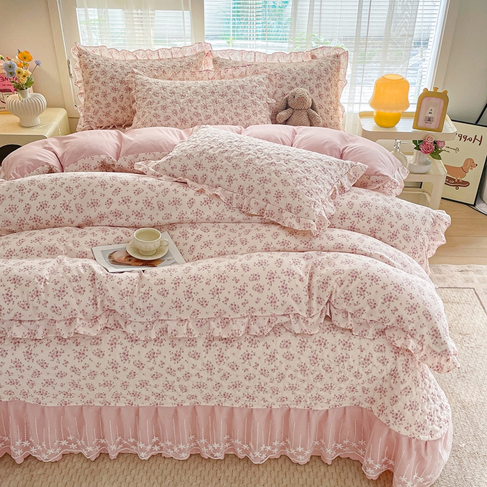 91家纺网 家纺一手货源 找家纺 艺慕家纺 2026新款直播热款古法仿棉水洗棉印花双层蕾丝花边床盖四件套 粉色樱花