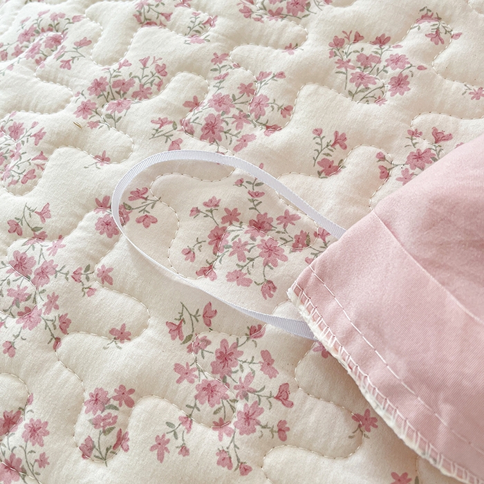 91家纺网 家纺一手货源 找家纺 艺慕家纺 2026新款直播热款古法仿棉水洗棉印花双层蕾丝花边床盖四件套 粉色樱花